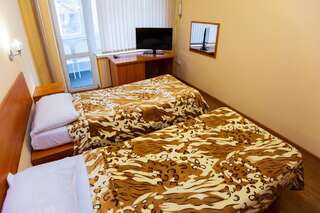 Гостиница Москва Туапсе Двухместный номер с 2 отдельными кроватями и балконом-3
