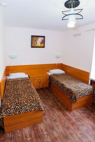 Гостиница Москва Туапсе Двухместный номер с 2 отдельными кроватями и дополнительной кроватью-3